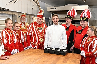 Prinzenbacken 2024-01-16 02  Prinzenbacken mit Klein und Groß - „Vormann … bringt’s“!, eigentlich. Wir waren aber dort in der Backstube zum Backen, eine Tradition die von Bäckermeister Thomas Zimmermann ins Leben gerufen wurde. Hefezopf von uns und Prinzenbrot von Prinz Matthias I., alles frisch aus dem Backofen. : DVPJ, Matthias I, Kinderprinz Leonardo I., Prinzessin, Milena I., HDK, Duisburg, Karneval, Helau, Tollität, Event, Session 2023, Session 2024, Hauptausschuss, Gemeinschaft, DVPJ, Matthias I, Kinderprinz Leonardo I., Prinzessin, Milena I., HDK, Duisburg, Karneval, Helau, Tollität, Event, Session 2023, Session 2024, Hauptausschuss, Gemeinschaft