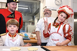 Prinzenbacken 2024-01-16 20  Prinzenbacken mit Klein und Groß - „Vormann … bringt’s“!, eigentlich. Wir waren aber dort in der Backstube zum Backen, eine Tradition die von Bäckermeister Thomas Zimmermann ins Leben gerufen wurde. Hefezopf von uns und Prinzenbrot von Prinz Matthias I., alles frisch aus dem Backofen. : DVPJ, Matthias I, Kinderprinz Leonardo I., Prinzessin, Milena I., HDK, Duisburg, Karneval, Helau, Tollität, Event, Session 2023, Session 2024, Hauptausschuss, Gemeinschaft, DVPJ, Matthias I, Kinderprinz Leonardo I., Prinzessin, Milena I., HDK, Duisburg, Karneval, Helau, Tollität, Event, Session 2023, Session 2024, Hauptausschuss, Gemeinschaft