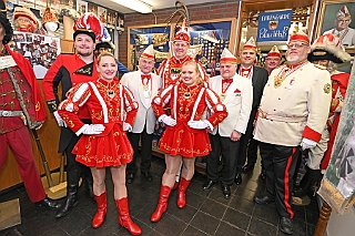 KarnevMuseum 2024-01-18 04  Geschichte des Duisburger Karnevals - Wie in jedem Jahr führt einer der ersten Termine die Kinderprinzencrew in das seit 1973 existierenden 1. Niederrheinische Karnevalsmuseum. Dort wird In Schaukästen und Vitrinen der Werdegang des Duisburger Karnevals bis heute dargestellt. : DVPJ, Matthias I, Kinderprinz Leonardo I., Prinzessin, Milena I., HDK, Duisburg, Karneval, Helau, Tollität, Event, Session 2023, Session 2024, Hauptausschuss, Gemeinschaft, DVPJ, Matthias I, Kinderprinz Leonardo I., Prinzessin, Milena I., HDK, Duisburg, Karneval, Helau, Tollität, Event, Session 2023, Session 2024, Hauptausschuss, Gemeinschaft