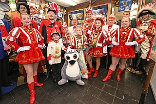 KarnevMuseum 2024-01-18 06  Geschichte des Duisburger Karnevals - Wie in jedem Jahr führt einer der ersten Termine die Kinderprinzencrew in das seit 1973 existierenden 1. Niederrheinische Karnevalsmuseum. Dort wird In Schaukästen und Vitrinen der Werdegang des Duisburger Karnevals bis heute dargestellt. : DVPJ, Matthias I, Kinderprinz Leonardo I., Prinzessin, Milena I., HDK, Duisburg, Karneval, Helau, Tollität, Event, Session 2023, Session 2024, Hauptausschuss, Gemeinschaft, DVPJ, Matthias I, Kinderprinz Leonardo I., Prinzessin, Milena I., HDK, Duisburg, Karneval, Helau, Tollität, Event, Session 2023, Session 2024, Hauptausschuss, Gemeinschaft