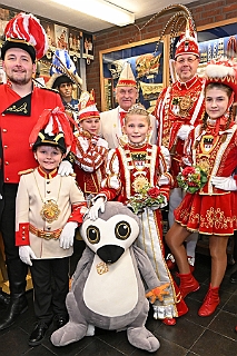 KarnevMuseum 2024-01-18 07  Geschichte des Duisburger Karnevals - Wie in jedem Jahr führt einer der ersten Termine die Kinderprinzencrew in das seit 1973 existierenden 1. Niederrheinische Karnevalsmuseum. Dort wird In Schaukästen und Vitrinen der Werdegang des Duisburger Karnevals bis heute dargestellt. : DVPJ, Matthias I, Kinderprinz Leonardo I., Prinzessin, Milena I., HDK, Duisburg, Karneval, Helau, Tollität, Event, Session 2023, Session 2024, Hauptausschuss, Gemeinschaft, DVPJ, Matthias I, Kinderprinz Leonardo I., Prinzessin, Milena I., HDK, Duisburg, Karneval, Helau, Tollität, Event, Session 2023, Session 2024, Hauptausschuss, Gemeinschaft