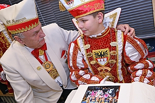 KarnevMuseum 2024-01-18 11  Geschichte des Duisburger Karnevals - Wie in jedem Jahr führt einer der ersten Termine die Kinderprinzencrew in das seit 1973 existierenden 1. Niederrheinische Karnevalsmuseum. Dort wird In Schaukästen und Vitrinen der Werdegang des Duisburger Karnevals bis heute dargestellt. : DVPJ, Matthias I, Kinderprinz Leonardo I., Prinzessin, Milena I., HDK, Duisburg, Karneval, Helau, Tollität, Event, Session 2023, Session 2024, Hauptausschuss, Gemeinschaft, DVPJ, Matthias I, Kinderprinz Leonardo I., Prinzessin, Milena I., HDK, Duisburg, Karneval, Helau, Tollität, Event, Session 2023, Session 2024, Hauptausschuss, Gemeinschaft