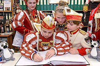 KarnevMuseum 2024-01-18 17  Geschichte des Duisburger Karnevals - Wie in jedem Jahr führt einer der ersten Termine die Kinderprinzencrew in das seit 1973 existierenden 1. Niederrheinische Karnevalsmuseum. Dort wird In Schaukästen und Vitrinen der Werdegang des Duisburger Karnevals bis heute dargestellt. : DVPJ, Matthias I, Kinderprinz Leonardo I., Prinzessin, Milena I., HDK, Duisburg, Karneval, Helau, Tollität, Event, Session 2023, Session 2024, Hauptausschuss, Gemeinschaft, DVPJ, Matthias I, Kinderprinz Leonardo I., Prinzessin, Milena I., HDK, Duisburg, Karneval, Helau, Tollität, Event, Session 2023, Session 2024, Hauptausschuss, Gemeinschaft