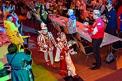 01 Musketiere 2024-01-26 04  1 mal Süd und 1 mal Nord - Freitag Abend führt uns unser erster Auftritt zu „Lachen ist Gesund“ in den Steinhof, veranstaltet von den Duisburgern Musketieren. Danach im Eiltempo nach Fahrn in die Unterkirche von St. Barbara. Hier ist Superstimmung auf der Damen-Party der Marxloher Jecken. : DVPJ, Matthias I, Kinderprinz Leonardo I., Prinzessin, Milena I., HDK, Duisburg, Karneval, Helau, Tollität, Event, Session 2023, Session 2024, Hauptausschuss, Gemeinschaft