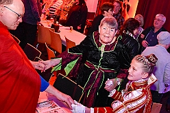 01 Musketiere 2024-01-26 07  1 mal Süd und 1 mal Nord - Freitag Abend führt uns unser erster Auftritt zu „Lachen ist Gesund“ in den Steinhof, veranstaltet von den Duisburgern Musketieren. Danach im Eiltempo nach Fahrn in die Unterkirche von St. Barbara. Hier ist Superstimmung auf der Damen-Party der Marxloher Jecken. : DVPJ, Matthias I, Kinderprinz Leonardo I., Prinzessin, Milena I., HDK, Duisburg, Karneval, Helau, Tollität, Event, Session 2023, Session 2024, Hauptausschuss, Gemeinschaft