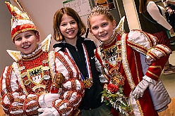 02 MarxlJecken 2024-01-26 04  1 mal Süd und 1 mal Nord - Freitag Abend führt uns unser erster Auftritt zu „Lachen ist Gesund“ in den Steinhof, veranstaltet von den Duisburgern Musketieren. Danach im Eiltempo nach Fahrn in die Unterkirche von St. Barbara. Hier ist Superstimmung auf der Damen-Party der Marxloher Jecken. : DVPJ, Matthias I, Kinderprinz Leonardo I., Prinzessin, Milena I., HDK, Duisburg, Karneval, Helau, Tollität, Event, Session 2023, Session 2024, Hauptausschuss, Gemeinschaft