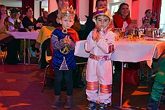 01 KindersMusketiere 2024-01-27 06  Tour-Wochenende 27. & 28. Januar - Samstag Mittag geht es los mit der Kindersitzung der Duisburger Musketiere im Steinhof. Am Frühen Abend gehts dann über den Rhein zum 2. Kostümfest der KG Baerl. Dann gibt Pavel Alles damit wir rechtzeitig bei der KG Op de Hippe Höh zu deren Kostümfest ankommen. Am nächsten Morgen geht es um 11 Uhr auf der Damensitzung der «Blauen Jungs» aus Buchholz weiter. Danach verteilen wir Süßigkeiten in der HELIOS Kinderklinik St. Johannes mit der Schottenzunft. Richtung Norden gehts danach zum Kinderkostümfest der KKG Wehofen. Auf dem Weg nach Hause besuchen wir noch den EVD bei einem Spiel in der PerZero Rheinlandhalle in Wedau. : DVPJ, Matthias I, Kinderprinz Leonardo I., Prinzessin, Milena I., HDK, Duisburg, Karneval, Helau, Tollität, Event, Session 2023, Session 2024, Hauptausschuss, Gemeinschaft