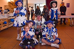 01 KindersMusketiere 2024-01-27 09  Tour-Wochenende 27. & 28. Januar - Samstag Mittag geht es los mit der Kindersitzung der Duisburger Musketiere im Steinhof. Am Frühen Abend gehts dann über den Rhein zum 2. Kostümfest der KG Baerl. Dann gibt Pavel Alles damit wir rechtzeitig bei der KG Op de Hippe Höh zu deren Kostümfest ankommen. Am nächsten Morgen geht es um 11 Uhr auf der Damensitzung der «Blauen Jungs» aus Buchholz weiter. Danach verteilen wir Süßigkeiten in der HELIOS Kinderklinik St. Johannes mit der Schottenzunft. Richtung Norden gehts danach zum Kinderkostümfest der KKG Wehofen. Auf dem Weg nach Hause besuchen wir noch den EVD bei einem Spiel in der PerZero Rheinlandhalle in Wedau. : DVPJ, Matthias I, Kinderprinz Leonardo I., Prinzessin, Milena I., HDK, Duisburg, Karneval, Helau, Tollität, Event, Session 2023, Session 2024, Hauptausschuss, Gemeinschaft