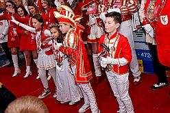 HDK KarnevOnIce 2024-02-02 05  In der PreZero Rheinlandhalle - Neuauflage von „Karneval on Ice“ in der PreZero Rheinlarndhalle. Eislaufen bei karnevalistischem Show-Programm. Eishockey wurde auch gespielt, Team Karneval und Team Rathaus trennten sich unentschieden. : DVPJ, Matthias I, Kinderprinz Leonardo I., Prinzessin, Milena I., HDK, Duisburg, Karneval, Helau, Tollität, Event, Session 2023, Session 2024, Hauptausschuss, Gemeinschaft