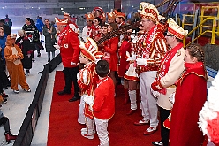 HDK KarnevOnIce 2024-02-02 06  In der PreZero Rheinlandhalle - Neuauflage von „Karneval on Ice“ in der PreZero Rheinlarndhalle. Eislaufen bei karnevalistischem Show-Programm. Eishockey wurde auch gespielt, Team Karneval und Team Rathaus trennten sich unentschieden. : DVPJ, Matthias I, Kinderprinz Leonardo I., Prinzessin, Milena I., HDK, Duisburg, Karneval, Helau, Tollität, Event, Session 2023, Session 2024, Hauptausschuss, Gemeinschaft