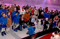 HDK KarnevOnIce 2024-02-02 18  In der PreZero Rheinlandhalle - Neuauflage von „Karneval on Ice“ in der PreZero Rheinlarndhalle. Eislaufen bei karnevalistischem Show-Programm. Eishockey wurde auch gespielt, Team Karneval und Team Rathaus trennten sich unentschieden. : DVPJ, Matthias I, Kinderprinz Leonardo I., Prinzessin, Milena I., HDK, Duisburg, Karneval, Helau, Tollität, Event, Session 2023, Session 2024, Hauptausschuss, Gemeinschaft