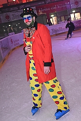 HDK KarnevOnIce 2024-02-02 19  In der PreZero Rheinlandhalle - Neuauflage von „Karneval on Ice“ in der PreZero Rheinlarndhalle. Eislaufen bei karnevalistischem Show-Programm. Eishockey wurde auch gespielt, Team Karneval und Team Rathaus trennten sich unentschieden. : DVPJ, Matthias I, Kinderprinz Leonardo I., Prinzessin, Milena I., HDK, Duisburg, Karneval, Helau, Tollität, Event, Session 2023, Session 2024, Hauptausschuss, Gemeinschaft