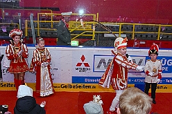 HDK KarnevOnIce 2024-02-02 20  In der PreZero Rheinlandhalle - Neuauflage von „Karneval on Ice“ in der PreZero Rheinlarndhalle. Eislaufen bei karnevalistischem Show-Programm. Eishockey wurde auch gespielt, Team Karneval und Team Rathaus trennten sich unentschieden. : DVPJ, Matthias I, Kinderprinz Leonardo I., Prinzessin, Milena I., HDK, Duisburg, Karneval, Helau, Tollität, Event, Session 2023, Session 2024, Hauptausschuss, Gemeinschaft