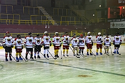 HDK KarnevOnIce 2024-02-02 27  In der PreZero Rheinlandhalle - Neuauflage von „Karneval on Ice“ in der PreZero Rheinlarndhalle. Eislaufen bei karnevalistischem Show-Programm. Eishockey wurde auch gespielt, Team Karneval und Team Rathaus trennten sich unentschieden. : DVPJ, Matthias I, Kinderprinz Leonardo I., Prinzessin, Milena I., HDK, Duisburg, Karneval, Helau, Tollität, Event, Session 2023, Session 2024, Hauptausschuss, Gemeinschaft