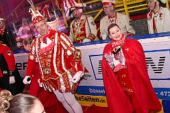 HDK KarnevOnIce 2024-02-02 38  In der PreZero Rheinlandhalle - Neuauflage von „Karneval on Ice“ in der PreZero Rheinlarndhalle. Eislaufen bei karnevalistischem Show-Programm. Eishockey wurde auch gespielt, Team Karneval und Team Rathaus trennten sich unentschieden. : DVPJ, Matthias I, Kinderprinz Leonardo I., Prinzessin, Milena I., HDK, Duisburg, Karneval, Helau, Tollität, Event, Session 2023, Session 2024, Hauptausschuss, Gemeinschaft