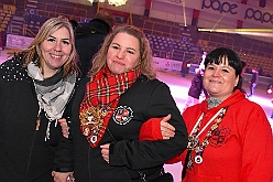 HDK KarnevOnIce 2024-02-02 40  In der PreZero Rheinlandhalle - Neuauflage von „Karneval on Ice“ in der PreZero Rheinlarndhalle. Eislaufen bei karnevalistischem Show-Programm. Eishockey wurde auch gespielt, Team Karneval und Team Rathaus trennten sich unentschieden. : DVPJ, Matthias I, Kinderprinz Leonardo I., Prinzessin, Milena I., HDK, Duisburg, Karneval, Helau, Tollität, Event, Session 2023, Session 2024, Hauptausschuss, Gemeinschaft