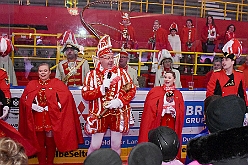 HDK KarnevOnIce 2024-02-02 41  In der PreZero Rheinlandhalle - Neuauflage von „Karneval on Ice“ in der PreZero Rheinlarndhalle. Eislaufen bei karnevalistischem Show-Programm. Eishockey wurde auch gespielt, Team Karneval und Team Rathaus trennten sich unentschieden. : DVPJ, Matthias I, Kinderprinz Leonardo I., Prinzessin, Milena I., HDK, Duisburg, Karneval, Helau, Tollität, Event, Session 2023, Session 2024, Hauptausschuss, Gemeinschaft