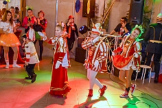 03 AltweibsKGBaerl 2024-02-08 07  Weiberfastnacht 2024 - Der Tag der „Jecken Frauen“ begann für uns im Fest-Zelt vom HDK mit dem Rathaus-Sturm. Des Weiteren bescherten wir u.A. auf der Mädchensitzung der KG Rot-Gold Laar, auf der Altweibersitzung der KG Baerl und der Altweiber-Party der KG Alle Mann an Bord MEGA Auftritte unserer Crew. : DVPJ, Matthias I, Kinderprinz Leonardo I., Prinzessin, Milena I., HDK, Duisburg, Karneval, Helau, Tollität, Event, Session 2023, Session 2024, Hauptausschuss, Gemeinschaft