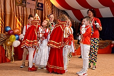 01 KinderkarSuedstern 2024-02-09 17  Karnevals-Freitag - Unsere erste von vier Stationen ist das Festzelt von der KG Südstern, dort wird Kinderkarneval gefeiert. Quer durch die Stadt geht es dann zur Karnevals-Party der KG Rot-Gold Laar. Ein kurzen Gastspiel dann auf dem Ehrensenatorenabend der Rot-Weissen aus Hamborn-Marxloh. Der letzte Act dann auf der Party vom Spielmannszug Wanheimerort. : DVPJ, Matthias I, Kinderprinz Leonardo I., Prinzessin, Milena I., HDK, Duisburg, Karneval, Helau, Tollität, Event, Session 2023, Session 2024, Hauptausschuss, Gemeinschaft