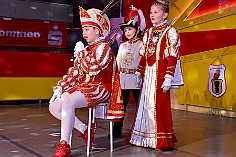 02 KarnevalspRGLaar 2024-02-09 21  Karnevals-Freitag - Unsere erste von vier Stationen ist das Festzelt von der KG Südstern, dort wird Kinderkarneval gefeiert. Quer durch die Stadt geht es dann zur Karnevals-Party der KG Rot-Gold Laar. Ein kurzen Gastspiel dann auf dem Ehrensenatorenabend der Rot-Weissen aus Hamborn-Marxloh. Der letzte Act dann auf der Party vom Spielmannszug Wanheimerort. : DVPJ, Matthias I, Kinderprinz Leonardo I., Prinzessin, Milena I., HDK, Duisburg, Karneval, Helau, Tollität, Event, Session 2023, Session 2024, Hauptausschuss, Gemeinschaft