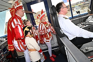 duisport 2024-02-09 12  duisport - Ein Fahrt mit der Karl Jarres - Gern folgten se. Tollität Prinz Matthias I., Kinderprinz Leonardo I. mit Prinzessin Milena I. und ihren Crews der Einladung von duisport zu einer Fahrt über den Rhein mit der Karl Jarres. Inklusiv war eine Stop am Löschboot der Duisburger Feuerwehr. : DVPJ, Matthias I, Kinderprinz Leonardo I., Prinzessin, Milena I., HDK, Duisburg, Karneval, Helau, Tollität, Event, Session 2023, Session 2024, Hauptausschuss, Gemeinschaft, DVPJ, Matthias I, Kinderprinz Leonardo I., Prinzessin, Milena I., HDK, Duisburg, Karneval, Helau, Tollität, Event, Session 2023, Session 2024, Hauptausschuss, Gemeinschaft