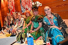 01 Damens AMaB 2026- 02-02 15  Sonntags Tour, 1. Februar - Am Sonntagvormittag, Damensitzung, war unser 1. Heimspiel bei den » Blauen Jungs « in der Aula vom Reinhard-und-Max-Mannesmann-Gymnasium. Danach in die 5. Etage vom IntercityHotel, 77 Jahre Rote Funken werden dort gefeiert. Später und der Gnadenkirche in Neumühl feierten die Senioren Karneval. Weiter ging es dann in der Rheinhausenhalle mit der Damensitzung von Rot-Weiß. Im Steinhof stand dann die Kindersitzung von den Musketieren auf dem Programm. Zum späten Nachmittag ging es dann etwas kleiner zu, Tanztee der SPD Großenbaum/Rahm im Coupe 1900. : DVPJ, Toni I, Kinderprinz Juls I., Juls I., Prinzessin, Aileen I., Prinzessin Aileen I., HDK, Duisburg, Karneval, Helau, Tollität, Event, Session 2025, Session 2026, Hauptausschuss, Gemeinschaft, Hauptausschuss Karneval Duisburg, Duisburg ist echt