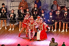 01 Damens AMaB 2026- 02-02 16  Sonntags Tour, 1. Februar - Am Sonntagvormittag, Damensitzung, war unser 1. Heimspiel bei den » Blauen Jungs « in der Aula vom Reinhard-und-Max-Mannesmann-Gymnasium. Danach in die 5. Etage vom IntercityHotel, 77 Jahre Rote Funken werden dort gefeiert. Später und der Gnadenkirche in Neumühl feierten die Senioren Karneval. Weiter ging es dann in der Rheinhausenhalle mit der Damensitzung von Rot-Weiß. Im Steinhof stand dann die Kindersitzung von den Musketieren auf dem Programm. Zum späten Nachmittag ging es dann etwas kleiner zu, Tanztee der SPD Großenbaum/Rahm im Coupe 1900. : DVPJ, Toni I, Kinderprinz Juls I., Juls I., Prinzessin, Aileen I., Prinzessin Aileen I., HDK, Duisburg, Karneval, Helau, Tollität, Event, Session 2025, Session 2026, Hauptausschuss, Gemeinschaft, Hauptausschuss Karneval Duisburg, Duisburg ist echt