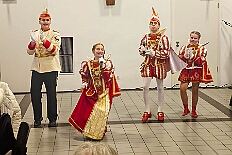 03 SeniorKa Gnadenkirche 2026- 02-02 11  Sonntags Tour, 1. Februar - Am Sonntagvormittag, Damensitzung, war unser 1. Heimspiel bei den » Blauen Jungs « in der Aula vom Reinhard-und-Max-Mannesmann-Gymnasium. Danach in die 5. Etage vom IntercityHotel, 77 Jahre Rote Funken werden dort gefeiert. Später und der Gnadenkirche in Neumühl feierten die Senioren Karneval. Weiter ging es dann in der Rheinhausenhalle mit der Damensitzung von Rot-Weiß. Im Steinhof stand dann die Kindersitzung von den Musketieren auf dem Programm. Zum späten Nachmittag ging es dann etwas kleiner zu, Tanztee der SPD Großenbaum/Rahm im Coupe 1900. : DVPJ, Toni I, Kinderprinz Juls I., Juls I., Prinzessin, Aileen I., Prinzessin Aileen I., HDK, Duisburg, Karneval, Helau, Tollität, Event, Session 2025, Session 2026, Hauptausschuss, Gemeinschaft, Hauptausschuss Karneval Duisburg, Duisburg ist echt