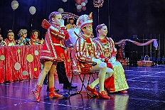 04 Damens RW Rheinh 2026- 02-02 06  Sonntags Tour, 1. Februar - Am Sonntagvormittag, Damensitzung, war unser 1. Heimspiel bei den » Blauen Jungs « in der Aula vom Reinhard-und-Max-Mannesmann-Gymnasium. Danach in die 5. Etage vom IntercityHotel, 77 Jahre Rote Funken werden dort gefeiert. Später und der Gnadenkirche in Neumühl feierten die Senioren Karneval. Weiter ging es dann in der Rheinhausenhalle mit der Damensitzung von Rot-Weiß. Im Steinhof stand dann die Kindersitzung von den Musketieren auf dem Programm. Zum späten Nachmittag ging es dann etwas kleiner zu, Tanztee der SPD Großenbaum/Rahm im Coupe 1900. : DVPJ, Toni I, Kinderprinz Juls I., Juls I., Prinzessin, Aileen I., Prinzessin Aileen I., HDK, Duisburg, Karneval, Helau, Tollität, Event, Session 2025, Session 2026, Hauptausschuss, Gemeinschaft, Hauptausschuss Karneval Duisburg, Duisburg ist echt