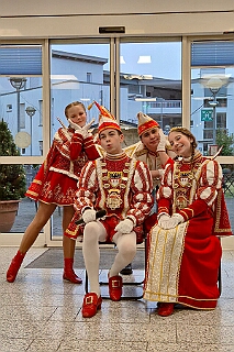 01 Sen JohaniterStift 2026-02-03 02  Seniorenkarneval am 3. Februar - Wir besuchten zuerst den Johanniter-Stift Duisburg-Neudorf an der Wildstraße. Danach fuhren wir nach Duisburg-Huckingen zum karnvalistischem Nachmittag der KFD St. Peter und Paul Gemeinde.