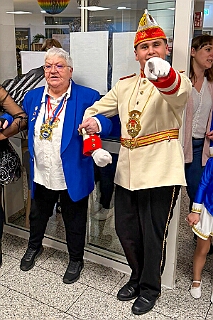 01 Sen JohaniterStift 2026-02-03 12  Seniorenkarneval am 3. Februar - Wir besuchten zuerst den Johanniter-Stift Duisburg-Neudorf an der Wildstraße. Danach fuhren wir nach Duisburg-Huckingen zum karnvalistischem Nachmittag der KFD St. Peter und Paul Gemeinde.