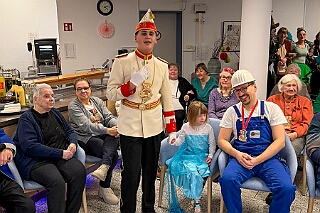 01 Sen JohaniterStift 2026-02-03 13  Seniorenkarneval am 3. Februar - Wir besuchten zuerst den Johanniter-Stift Duisburg-Neudorf an der Wildstraße. Danach fuhren wir nach Duisburg-Huckingen zum karnvalistischem Nachmittag der KFD St. Peter und Paul Gemeinde.