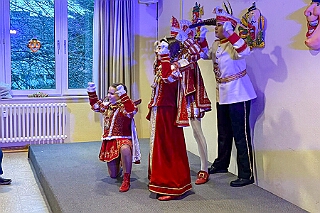 01 KFD Peter Paul 2026-02-04 02  Mittwoch, 4. Februar - Der 2. karnvalistischem Nachmittag der KFD St. Peter und Paul Gemeinde in Huckingen war unser Auftakt an diesem Tag. Eine Super Stimmung im Saal. Gestärkt mit ausreichend Kuchen und Kaffee ginge dann nach Walsum. In Open Rheins „Zum Johanniter“  fan die „Flüstersitzung“ der Prinzengarde statt.