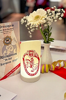 02 Fluesters Prinzgrd 2026-02-04 01  Mittwoch, 4. Februar - Der 2. karnvalistischem Nachmittag der KFD St. Peter und Paul Gemeinde in Huckingen war unser Auftakt an diesem Tag. Eine Super Stimmung im Saal. Gestärkt mit ausreichend Kuchen und Kaffee ginge dann nach Walsum. In Open Rheins „Zum Johanniter“  fan die „Flüstersitzung“ der Prinzengarde statt.