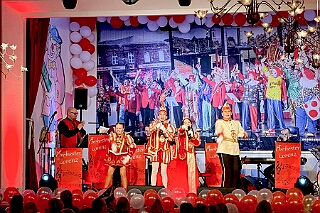 02 Fluesters Prinzgrd 2026-02-04 09  Mittwoch, 4. Februar - Der 2. karnvalistischem Nachmittag der KFD St. Peter und Paul Gemeinde in Huckingen war unser Auftakt an diesem Tag. Eine Super Stimmung im Saal. Gestärkt mit ausreichend Kuchen und Kaffee ginge dann nach Walsum. In Open Rheins „Zum Johanniter“  fan die „Flüstersitzung“ der Prinzengarde statt.
