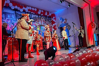 02 Fluesters Prinzgrd 2026-02-04 10  Mittwoch, 4. Februar - Der 2. karnvalistischem Nachmittag der KFD St. Peter und Paul Gemeinde in Huckingen war unser Auftakt an diesem Tag. Eine Super Stimmung im Saal. Gestärkt mit ausreichend Kuchen und Kaffee ginge dann nach Walsum. In Open Rheins „Zum Johanniter“  fan die „Flüstersitzung“ der Prinzengarde statt.