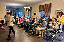 01 Seniorenk St Clemens 2026- 02-05 02  Donnerstags Tour, 5. Februar  -Der Seniorenkarneval von der KG Königreich-Duissern Caritas-Altenheim St. Clemens, in Kaßlerfeld, war unser erstes Ziel. Weil die Kindercrew des letzten Jahres so gut ankam, waren wir danach auf der Karnevalsfeier der Wohnungsgenossenschaft DU Süd in Neudorf in der Andersenstraße. Die dritte Station war dann der Pfarrkarneval der Ev. Gemeinde am Vogelsangplatz.