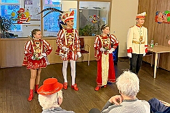 01 Seniorenk St Clemens 2026- 02-05 06  Donnerstags Tour, 5. Februar  -Der Seniorenkarneval von der KG Königreich-Duissern Caritas-Altenheim St. Clemens, in Kaßlerfeld, war unser erstes Ziel. Weil die Kindercrew des letzten Jahres so gut ankam, waren wir danach auf der Karnevalsfeier der Wohnungsgenossenschaft DU Süd in Neudorf in der Andersenstraße. Die dritte Station war dann der Pfarrkarneval der Ev. Gemeinde am Vogelsangplatz.