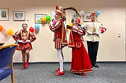 02 Wohnungsb DU Sued 2026- 02-05 04  Donnerstags Tour, 5. Februar  -Der Seniorenkarneval von der KG Königreich-Duissern Caritas-Altenheim St. Clemens, in Kaßlerfeld, war unser erstes Ziel. Weil die Kindercrew des letzten Jahres so gut ankam, waren wir danach auf der Karnevalsfeier der Wohnungsgenossenschaft DU Süd in Neudorf in der Andersenstraße. Die dritte Station war dann der Pfarrkarneval der Ev. Gemeinde am Vogelsangplatz.