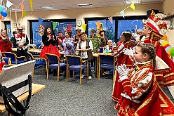 02 Wohnungsb DU Sued 2026- 02-05 05  Donnerstags Tour, 5. Februar  -Der Seniorenkarneval von der KG Königreich-Duissern Caritas-Altenheim St. Clemens, in Kaßlerfeld, war unser erstes Ziel. Weil die Kindercrew des letzten Jahres so gut ankam, waren wir danach auf der Karnevalsfeier der Wohnungsgenossenschaft DU Süd in Neudorf in der Andersenstraße. Die dritte Station war dann der Pfarrkarneval der Ev. Gemeinde am Vogelsangplatz.