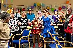 02 Wohnungsb DU Sued 2026- 02-05 09  Donnerstags Tour, 5. Februar  -Der Seniorenkarneval von der KG Königreich-Duissern Caritas-Altenheim St. Clemens, in Kaßlerfeld, war unser erstes Ziel. Weil die Kindercrew des letzten Jahres so gut ankam, waren wir danach auf der Karnevalsfeier der Wohnungsgenossenschaft DU Süd in Neudorf in der Andersenstraße. Die dritte Station war dann der Pfarrkarneval der Ev. Gemeinde am Vogelsangplatz.