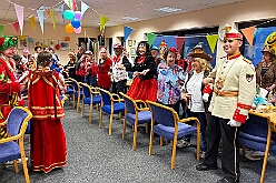 02 Wohnungsb DU Sued 2026- 02-05 11  Donnerstags Tour, 5. Februar  -Der Seniorenkarneval von der KG Königreich-Duissern Caritas-Altenheim St. Clemens, in Kaßlerfeld, war unser erstes Ziel. Weil die Kindercrew des letzten Jahres so gut ankam, waren wir danach auf der Karnevalsfeier der Wohnungsgenossenschaft DU Süd in Neudorf in der Andersenstraße. Die dritte Station war dann der Pfarrkarneval der Ev. Gemeinde am Vogelsangplatz.