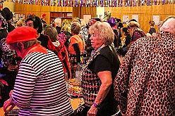 03 Pfarrk Vogelsangplatz 2026- 02-05 05  Donnerstags Tour, 5. Februar  -Der Seniorenkarneval von der KG Königreich-Duissern Caritas-Altenheim St. Clemens, in Kaßlerfeld, war unser erstes Ziel. Weil die Kindercrew des letzten Jahres so gut ankam, waren wir danach auf der Karnevalsfeier der Wohnungsgenossenschaft DU Süd in Neudorf in der Andersenstraße. Die dritte Station war dann der Pfarrkarneval der Ev. Gemeinde am Vogelsangplatz.