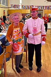 03 Pfarrk Vogelsangplatz 2026- 02-05 06  Donnerstags Tour, 5. Februar  -Der Seniorenkarneval von der KG Königreich-Duissern Caritas-Altenheim St. Clemens, in Kaßlerfeld, war unser erstes Ziel. Weil die Kindercrew des letzten Jahres so gut ankam, waren wir danach auf der Karnevalsfeier der Wohnungsgenossenschaft DU Süd in Neudorf in der Andersenstraße. Die dritte Station war dann der Pfarrkarneval der Ev. Gemeinde am Vogelsangplatz.