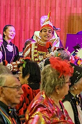 03 Pfarrk Vogelsangplatz 2026- 02-05 11  Donnerstags Tour, 5. Februar  -Der Seniorenkarneval von der KG Königreich-Duissern Caritas-Altenheim St. Clemens, in Kaßlerfeld, war unser erstes Ziel. Weil die Kindercrew des letzten Jahres so gut ankam, waren wir danach auf der Karnevalsfeier der Wohnungsgenossenschaft DU Süd in Neudorf in der Andersenstraße. Die dritte Station war dann der Pfarrkarneval der Ev. Gemeinde am Vogelsangplatz.