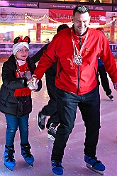 01 KarnevalOnIce 2026-02-06 03  alleato Arena und Ordensessen - Am späten Freitagnachmittag hieß es zum 4. Mal „Karneval on Ice“ . Nach der Premiere 2023 ist diese Veranstaltung weiterhin beliebt.  Das (Spaß)Eishockeyspiel der Teams Karneval vs. Stadt Duisburg endete 10:10. Nach diesem Besuch waren noch bei der Ehrengarde, diese hat den „Großen Orden“ an Joachim Loosen verliehen. : DVPJ, Toni I, Kinderprinz Juls I., Juls I., Prinzessin, Aileen I., Prinzessin Aileen I., HDK, Duisburg, Karneval, Helau, Tollität, Event, Session 2025, Session 2026, Hauptausschuss, Gemeinschaft, Hauptausschuss Karneval Duisburg, Duisburg ist echt