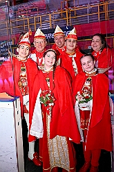 01 KarnevalOnIce 2026-02-06 05  alleato Arena und Ordensessen - Am späten Freitagnachmittag hieß es zum 4. Mal „Karneval on Ice“ . Nach der Premiere 2023 ist diese Veranstaltung weiterhin beliebt.  Das (Spaß)Eishockeyspiel der Teams Karneval vs. Stadt Duisburg endete 10:10. Nach diesem Besuch waren noch bei der Ehrengarde, diese hat den „Großen Orden“ an Joachim Loosen verliehen. : DVPJ, Toni I, Kinderprinz Juls I., Juls I., Prinzessin, Aileen I., Prinzessin Aileen I., HDK, Duisburg, Karneval, Helau, Tollität, Event, Session 2025, Session 2026, Hauptausschuss, Gemeinschaft, Hauptausschuss Karneval Duisburg, Duisburg ist echt