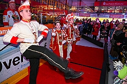 01 KarnevalOnIce 2026-02-06 19  alleato Arena und Ordensessen - Am späten Freitagnachmittag hieß es zum 4. Mal „Karneval on Ice“ . Nach der Premiere 2023 ist diese Veranstaltung weiterhin beliebt.  Das (Spaß)Eishockeyspiel der Teams Karneval vs. Stadt Duisburg endete 10:10. Nach diesem Besuch waren noch bei der Ehrengarde, diese hat den „Großen Orden“ an Joachim Loosen verliehen. : DVPJ, Toni I, Kinderprinz Juls I., Juls I., Prinzessin, Aileen I., Prinzessin Aileen I., HDK, Duisburg, Karneval, Helau, Tollität, Event, Session 2025, Session 2026, Hauptausschuss, Gemeinschaft, Hauptausschuss Karneval Duisburg, Duisburg ist echt