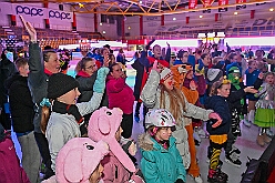 01 KarnevalOnIce 2026-02-06 26  alleato Arena und Ordensessen - Am späten Freitagnachmittag hieß es zum 4. Mal „Karneval on Ice“ . Nach der Premiere 2023 ist diese Veranstaltung weiterhin beliebt.  Das (Spaß)Eishockeyspiel der Teams Karneval vs. Stadt Duisburg endete 10:10. Nach diesem Besuch waren noch bei der Ehrengarde, diese hat den „Großen Orden“ an Joachim Loosen verliehen. : DVPJ, Toni I, Kinderprinz Juls I., Juls I., Prinzessin, Aileen I., Prinzessin Aileen I., HDK, Duisburg, Karneval, Helau, Tollität, Event, Session 2025, Session 2026, Hauptausschuss, Gemeinschaft, Hauptausschuss Karneval Duisburg, Duisburg ist echt