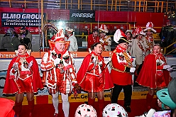 01 KarnevalOnIce 2026-02-06 36  alleato Arena und Ordensessen - Am späten Freitagnachmittag hieß es zum 4. Mal „Karneval on Ice“ . Nach der Premiere 2023 ist diese Veranstaltung weiterhin beliebt.  Das (Spaß)Eishockeyspiel der Teams Karneval vs. Stadt Duisburg endete 10:10. Nach diesem Besuch waren noch bei der Ehrengarde, diese hat den „Großen Orden“ an Joachim Loosen verliehen. : DVPJ, Toni I, Kinderprinz Juls I., Juls I., Prinzessin, Aileen I., Prinzessin Aileen I., HDK, Duisburg, Karneval, Helau, Tollität, Event, Session 2025, Session 2026, Hauptausschuss, Gemeinschaft, Hauptausschuss Karneval Duisburg, Duisburg ist echt